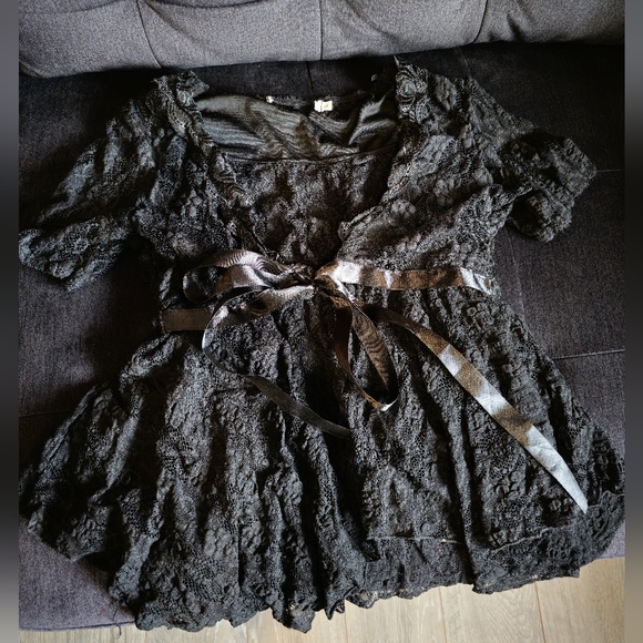 Black Lace Wrap Tie Top with Ribbon - Picture 4 of 6